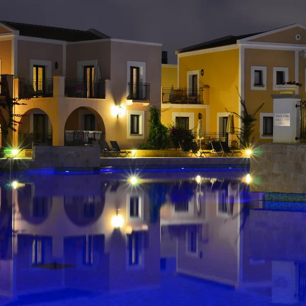 Hotel pool area in the evening — Stock Photo, Image