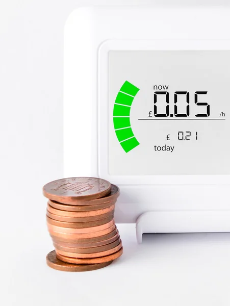 Compteur d'énergie domestique montrant le coût par heure pour la consommation d'électricité — Photo