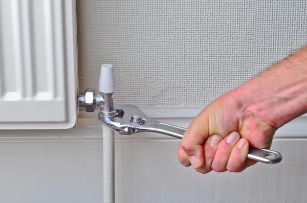 Tesisatçı bir radyatör borusu tamiri