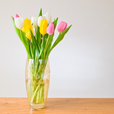 bir vazoda bahar laleler