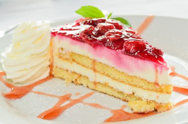 krem şanti ile enfes çilekli cheesecake