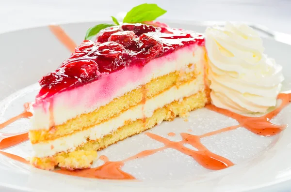 Heerlijke strawberry cheesecake met slagroom — Stockfoto