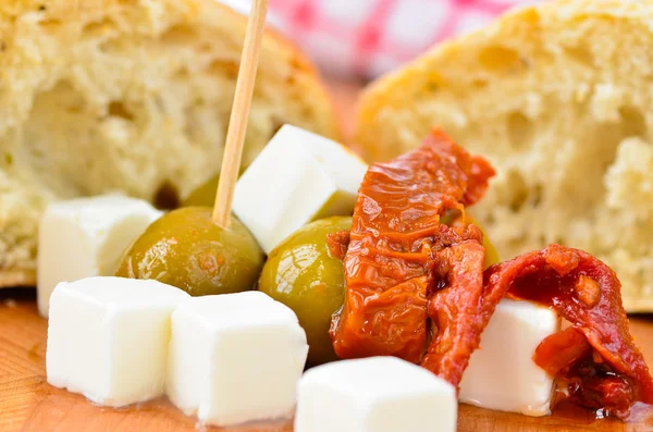 Olive, formaggio feta e pomodori secchi — Foto Stock