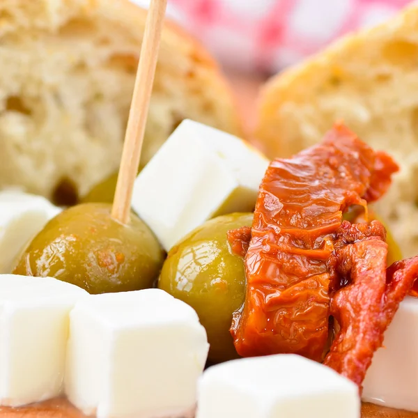 Оливки, сыр фета и сушеные помидоры — стоковое фото