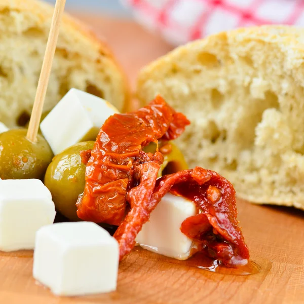 Оливки, сыр фета и сушеные помидоры — стоковое фото