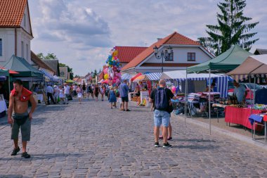 Tykocin, POLAND-AĞUSTOS 18, 2018: Tykocin kasabasındaki Yaz Caddesi Pazarı, Podlasie Voyvoda, Polonya, Avrupa
