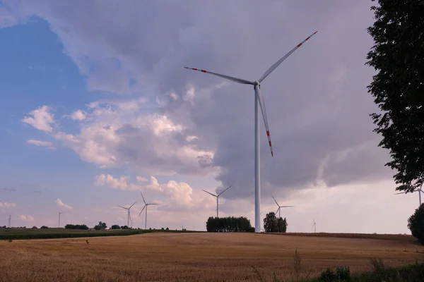 Fazenda Energia Eólica Contra Céu Nublado Polônia Europa — Fotografia de Stock