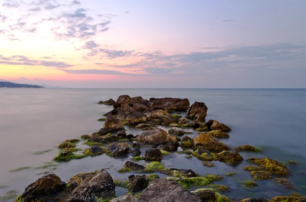 Pedras de praia ao pôr do sol — Fotografia de Stock