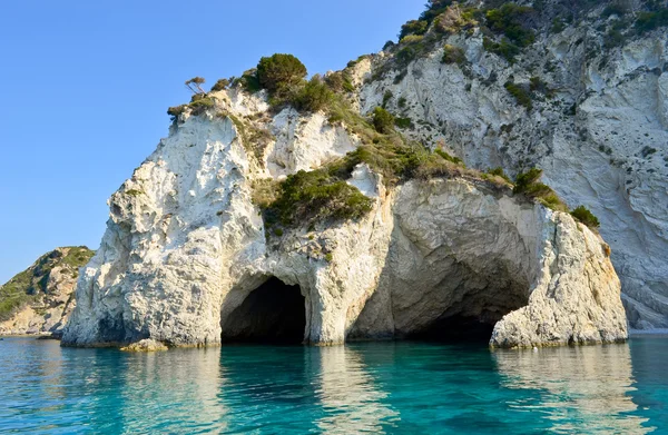 Marathonisi 島の海の洞窟 — ストック写真