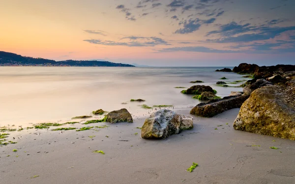 Spiaggia con scogli al tramonto — Foto Stock