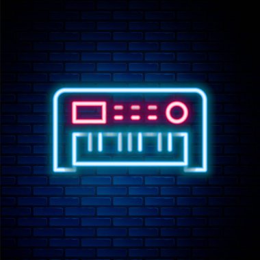 Parlayan neon hattı müzik sentezleyici simgesi tuğla duvar arka planında izole edildi. Elektronik piyano. Renkli taslak konsepti. Vektör