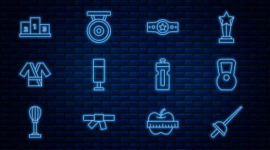 Set çizgisi eskrim, Kettlebell, boks kemeri, kum torbası, Japon kostümlü Kimono, spor şampiyonu podyumu, fitness sallayıcısı ve Gong ikonu ödülü. Vektör