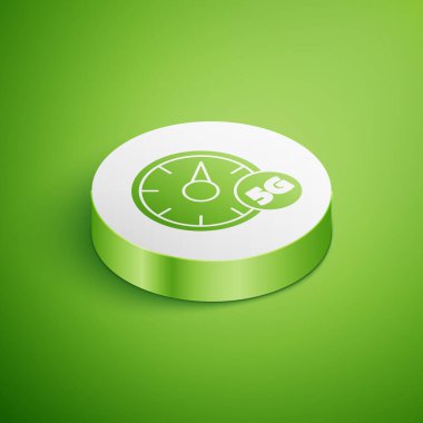 Yeşil arkaplanda 5G simgesi izole edilmiş Isometric Dijital hız ölçer kavramı. Küresel ağ yüksek hızlı bağlantı veri oranı teknolojisi. Beyaz daire düğmesi. Vektör