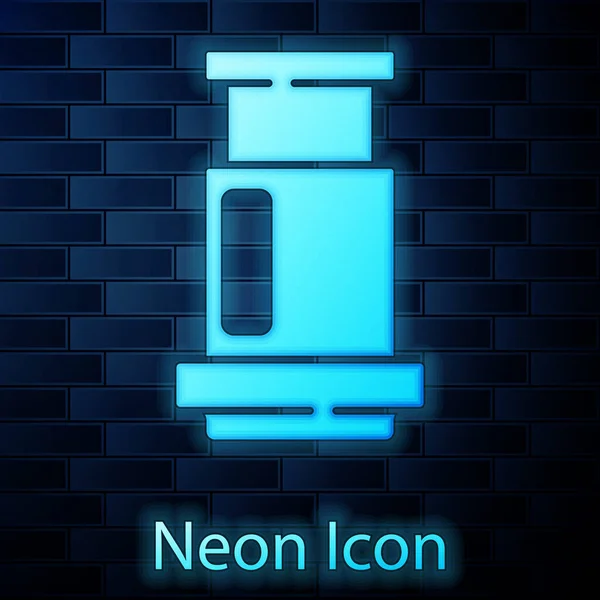 Leuchtende Neon Aeropress Kaffee Methode Symbol isoliert auf Backsteinwand Hintergrund. Gerät zum Aufbrühen von Kaffee. Vektor — Stockvektor