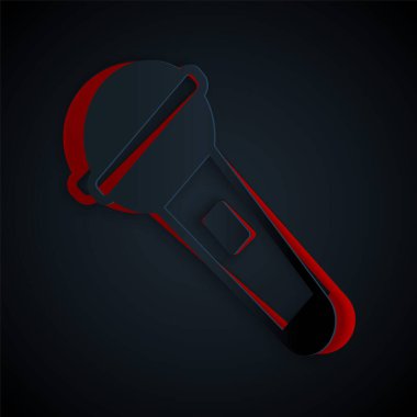 Kağıt kesiği mikrofon simgesi siyah arkaplanda izole edilmiş. Radyodaki mikrofondan. Sözcü işareti. Kağıt sanatı tarzı. Vektör