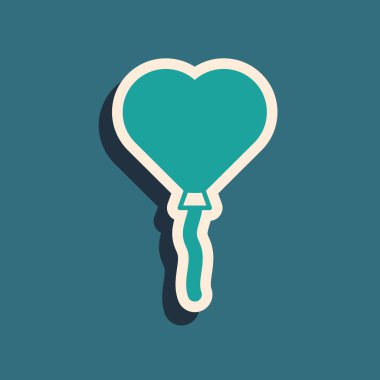 Yeşil balonlar kalp şeklinde ve yeşil arka planda izole edilmiş kurdele ikonu var. Sevgililer Günü. Uzun gölge tarzı. Vektör