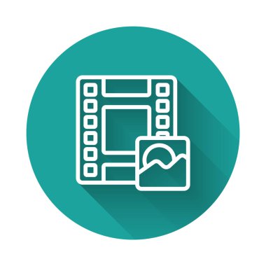 Beyaz çizgi Oynat Video simgesi uzun gölgeyle izole edildi. Film şeridi tabelası. Yeşil daire düğmesi. Vektör