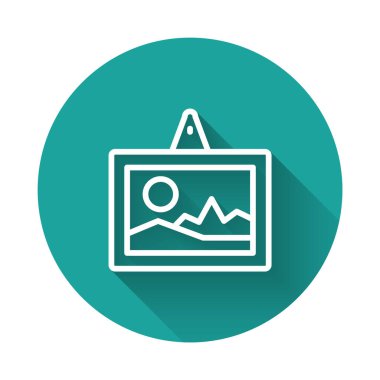 Beyaz çizgi Resim simgesi uzun gölge arkaplanı ile izole edildi. Yeşil daire düğmesi. Vektör