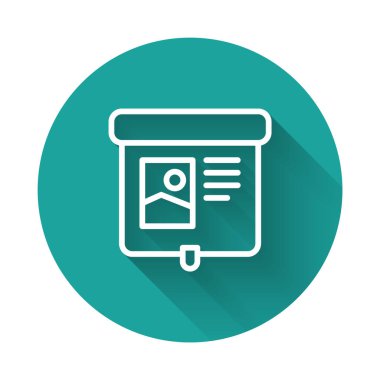 Beyaz çizgi projeksiyon ekranı simgesi uzun gölge arkaplanı ile izole edildi. İş sunumu slaytlar, bilgi grafikleri ve video gibi görsel içerikler. Yeşil daire düğmesi. Vektör