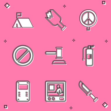 Silah olarak Kırık Şişe Protesto Kampı 'nı hazırla. Hakim tokmak yangın söndürücü Polis saldırı kalkanı ve televizyon haber ikonu olarak. Vektör.