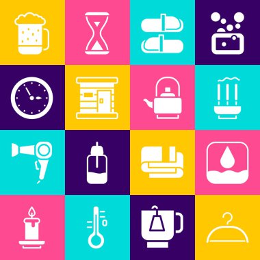 Hanger Gardırobu 'na su damlası tütsüsü sauna terlikleri tahta hamam saati tahta bira bardağı ve ikonlu su ısıtıcısı koyun. Vektör.