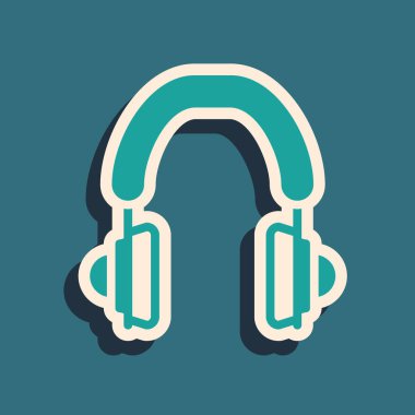 Yeşil kulaklık simgesi yeşil arkaplanda izole edildi. Kulaklıklar. Müzik, hizmet, iletişim ve operatör konsepti. Uzun gölge tarzı. Vektör