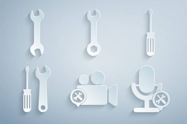 Video kamera servisini, tornavidayı, anahtarı, mikrofonu, anahtarı ve simgeyi ayarla. Vektör