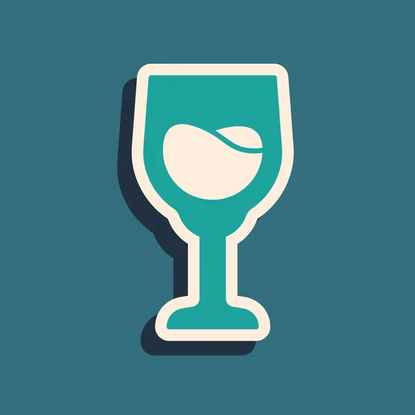 Icône en verre de vin vert isolé sur fond vert. Panneau de verre à vin. Style ombre longue. Vecteur — Image vectorielle