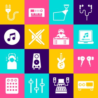 Gitar amplifikatörü, hava kulaklığı, notalı dizüstü bilgisayar, film spotu, hoparlör, müzik tonu, elektrik fişi ve DJ ikonu. Vektör