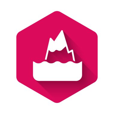 Beyaz Buzdağı simgesi uzun gölge arkaplanı ile izole edildi. Pembe altıgen düğmesi. Vektör