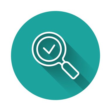 Beyaz çizgi büyüteç, uzun gölge arkaplan ile izole edilmiş onay işareti simgesi. Arama, odaklanma, yakınlaştırma, iş sembolü. Yeşil daire düğmesi. Vektör