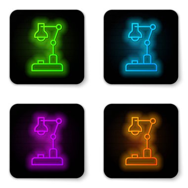 Parlayan neon çizgisi masa lambası simgesi beyaz arkaplanda izole edildi. Siyah kare düğme. Vektör