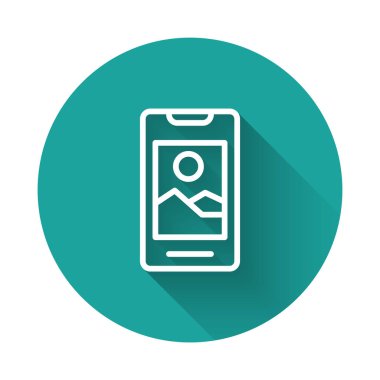 Beyaz çizgi Akıllı Telefon, cep telefonu simgesi uzun gölge arkaplan izole. Yeşil daire düğmesi. Vektör