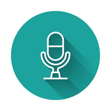 Beyaz çizgi Mikrofon Ses Aygıtı simgesi uzun gölge arkaplanı ile izole edildi. Mikrofon tercümanı ve alfabe harfleri. Yeşil daire düğmesi. Vektör