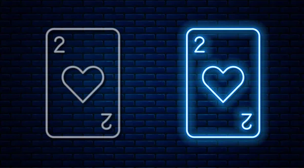 Brillante línea de neón naipe con símbolo del corazón icono aislado en el fondo de la pared de ladrillo. Juego de casino. Vector — Vector de stock