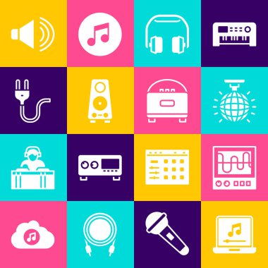 Dizüstü bilgisayarı müzik notası, osiloskop, disko topu, kulaklıklar, müzik hoparlörü, elektrik prizi, hoparlör sesi ve simgeyle ayarla. Vektör