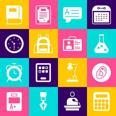 Hesap makinesini, kulak dinleme ses sinyalini, test tüpünü, cevap içeren konuşma baloncuklarını, okul sırt çantasını, saati, kitabı ve kimlik tanımlama simgesini ayarla. Vektör