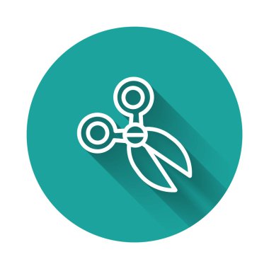 Beyaz çizgi makas simgesi uzun gölgeli izole edilmiş. Alet kesme işareti. Yeşil daire düğmesi. Vektör