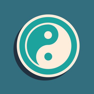 Yeşil Yin Yang yeşil arkaplanda izole edilmiş uyum ve denge sembolü. Uzun gölge tarzı. Vektör