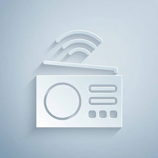 Papierschnitt Smart-Radio-System-Symbol isoliert auf grauem Hintergrund. Konzept Internet der Dinge mit drahtloser Verbindung. Papierkunst. Vektor — Stockvektor