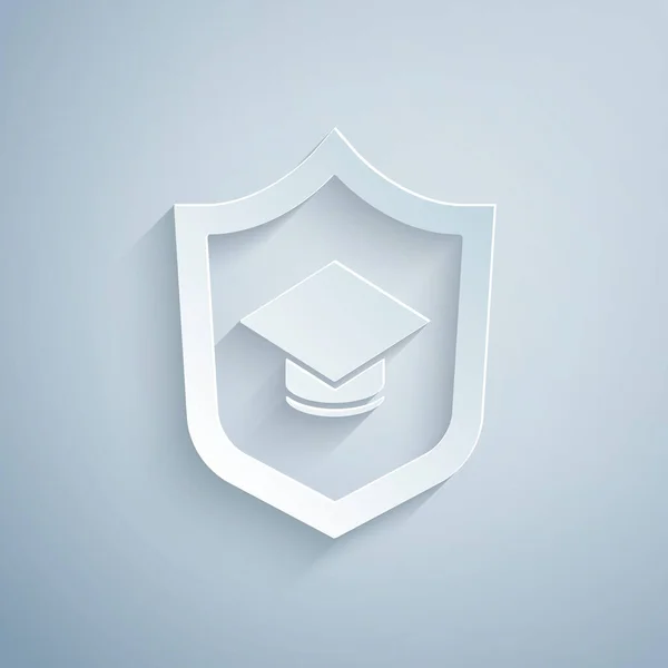 ペーパーカットグレーの背景にシールドアイコンで卒業キャップ。保険の概念。セキュリティ、安全性、保護、保護の概念。紙のアートスタイル。ベクトル. — ストックベクタ