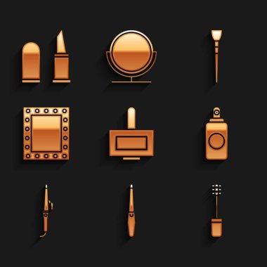 Tırnak cilası şişesi, dosya, Mascara fırçası, sprey boya kutusu, saç maşası, ışıklı makyaj aynası ve ruj ikonu hazırla. Vektör