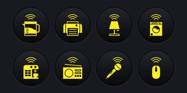 Akıllı kahve makinesi, çamaşır makinesi, radyo, kablosuz mikrofon, masa lambası, yazıcı, fare ve elektrikli su ısıtıcısı ikonu. Vektör