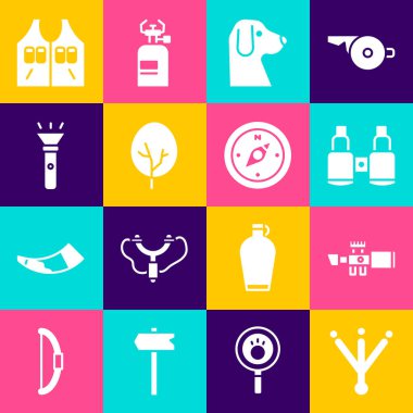 Kuş ayak izi, keskin nişancı optik görüşü, dürbün, köpek, ağaç, fener, av ceketi ve pusula simgesi. Vektör