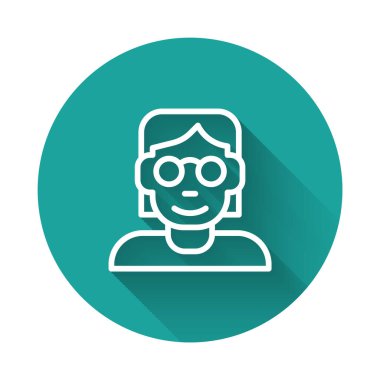 Beyaz çizgi Hacker veya kodlayıcı simgesi uzun gölge arkaplan izole. Programcı geliştirici kod üzerinde çalışıyor, kodlama, test, hata ayıklama, analiz. Yeşil daire düğmesi. Vektör