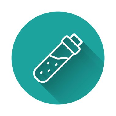 İksir ikonu içeren beyaz çizgi şişesi uzun gölge arkaplanlı. Sihirli iksirli matara. Mutlu Cadılar Bayramı Partisi. Yeşil daire düğmesi. Vektör