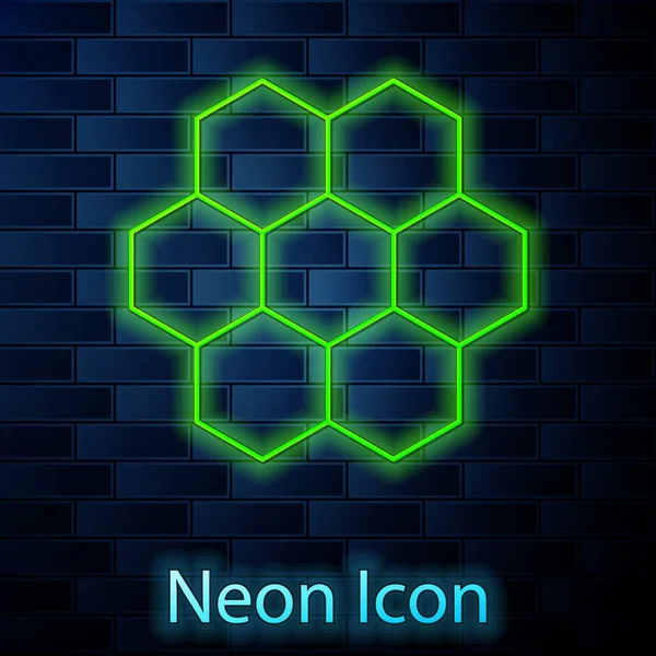 Linea neon incandescente icona a nido d'ape isolata su sfondo muro di mattoni. Simbolo delle cellule del miele. Dolce cibo naturale. Vettore — Vettoriale Stock