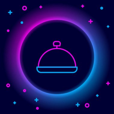 Siyah arka planda izole edilmiş bir tepsi yiyecek ikonu ile kaplı parlayan neon hattı. Tepsi ve kapak işareti. Kapaklı bir restoran saati. Renkli taslak konsepti. Vektör