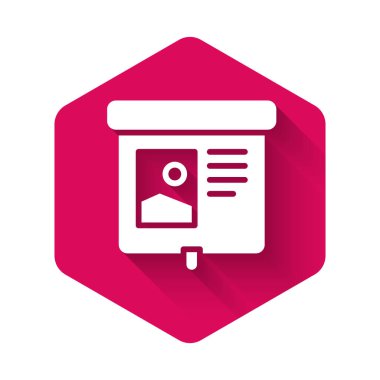 Beyaz Projeksiyon ekran simgesi uzun gölge arkaplanı ile izole edildi. İş sunumu slaytlar, bilgi grafikleri ve video gibi görsel içerikler. Pembe altıgen düğmesi. Vektör