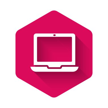 Uzun gölgeli beyaz dizüstü bilgisayar simgesi izole edildi. Boş ekran işaretli bilgisayar defteri. Pembe altıgen düğmesi. Vektör